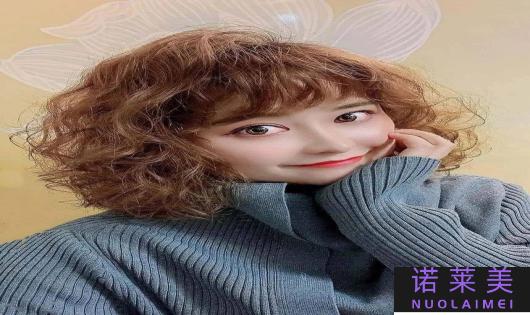 短卷发（时尚与个性并存的发型选择）