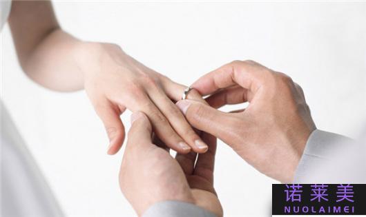 女子婚戒戴哪个手指