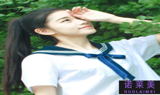 适合穿校服的发型（简单、整洁又时尚）