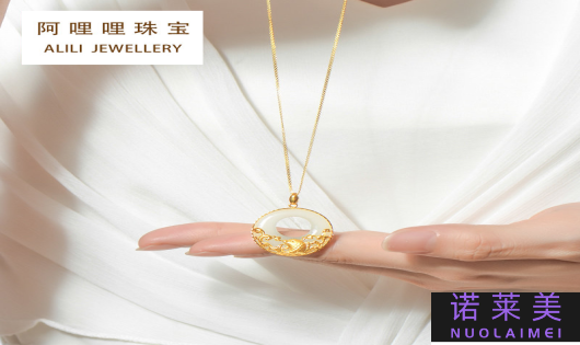 戴银项链和玉哪个好