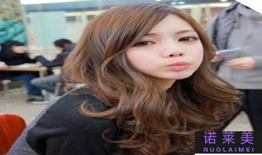 梨花烫发型图片（展现优雅与动感的时尚造型）