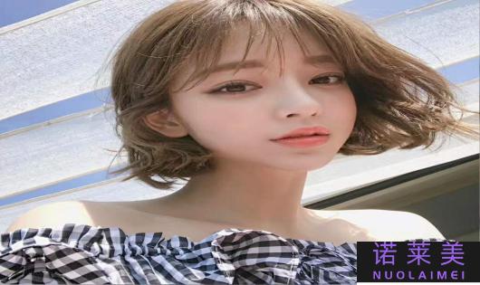 圆脸适合的短发发型（展现柔美线条）