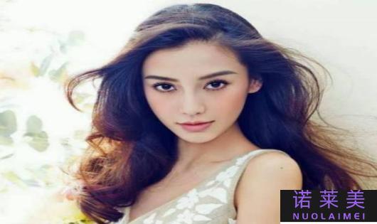 有女人味的发型（展现优雅与魅力的秘诀）