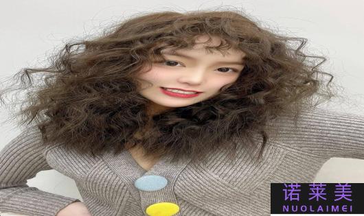 烫发图片（展现不同风格的时尚造型）