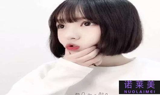 圆脸女孩适合的短发（展现俏皮可爱的一面）