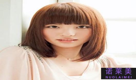 脸长的女生适合什么发型（打造完美的面部比例）