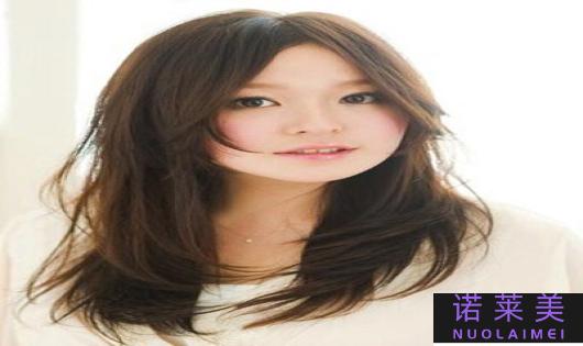 圆脸的人适合什么发型（突显轮廓的造型）
