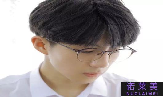 圆脸男生发型设计（展现脸型优势的时尚选择）
