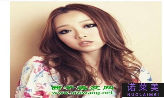 女生中长发发型图片（时尚潮流引领，展现个性魅力）