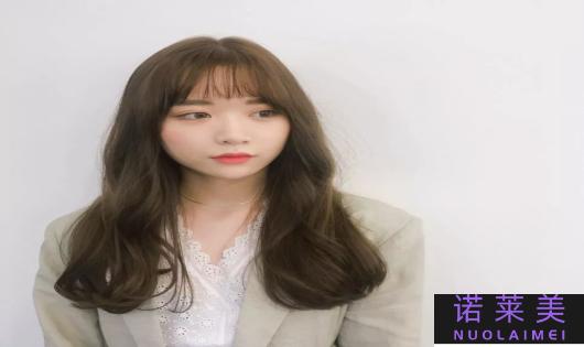 最流行的女生发型（时尚潮流中的必备选择）