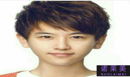 男生瓜子脸短发发型（时尚与个性并存）