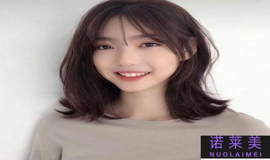 圆脸做什么发型好看（突显面部轮廓的秘诀）