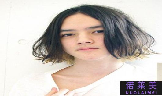 男生非主流发型（个性造型尽显魅力）