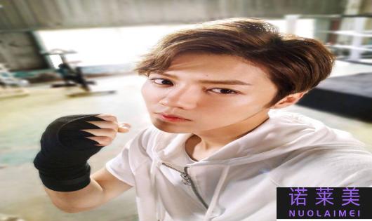 侯明昊公开女友（甜蜜恋情曝光）