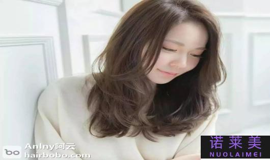 长卷发发型（时尚与优雅并存）