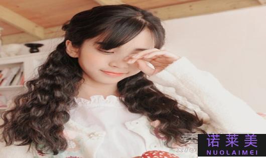 长发卷发发型（迷人卷曲的魅力）