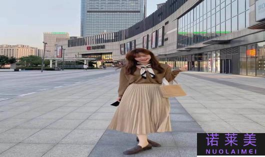 棕色和奶茶色衣服哪个好看