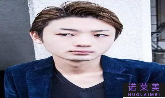 男生额头高适合什么发型（展现阳刚之美）