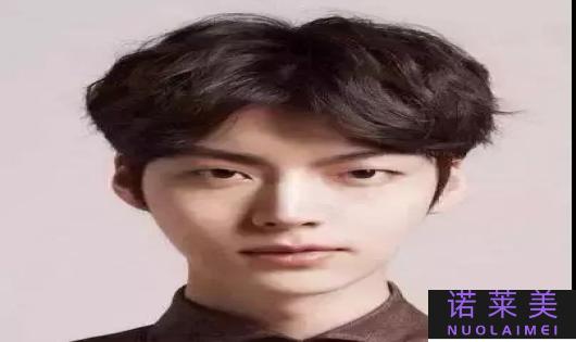 男生韩式发型（时尚潮流的首选）