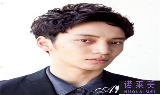 男生中短发发型（时尚与实用并存）