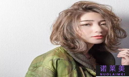 长发烫发发型（时尚与个性的完美结合）