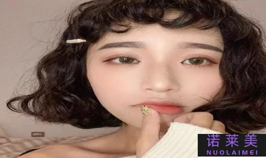 学生发型（时尚与个性的选择）