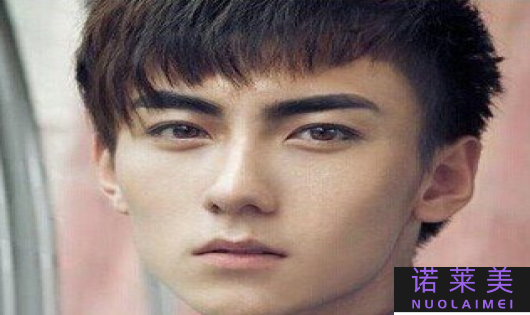 适合圆脸的男生发型（突显轮廓的造型）