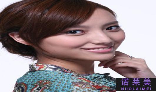 让你秒变混血感的发型（时尚造型，轻松拥有异域魅力）